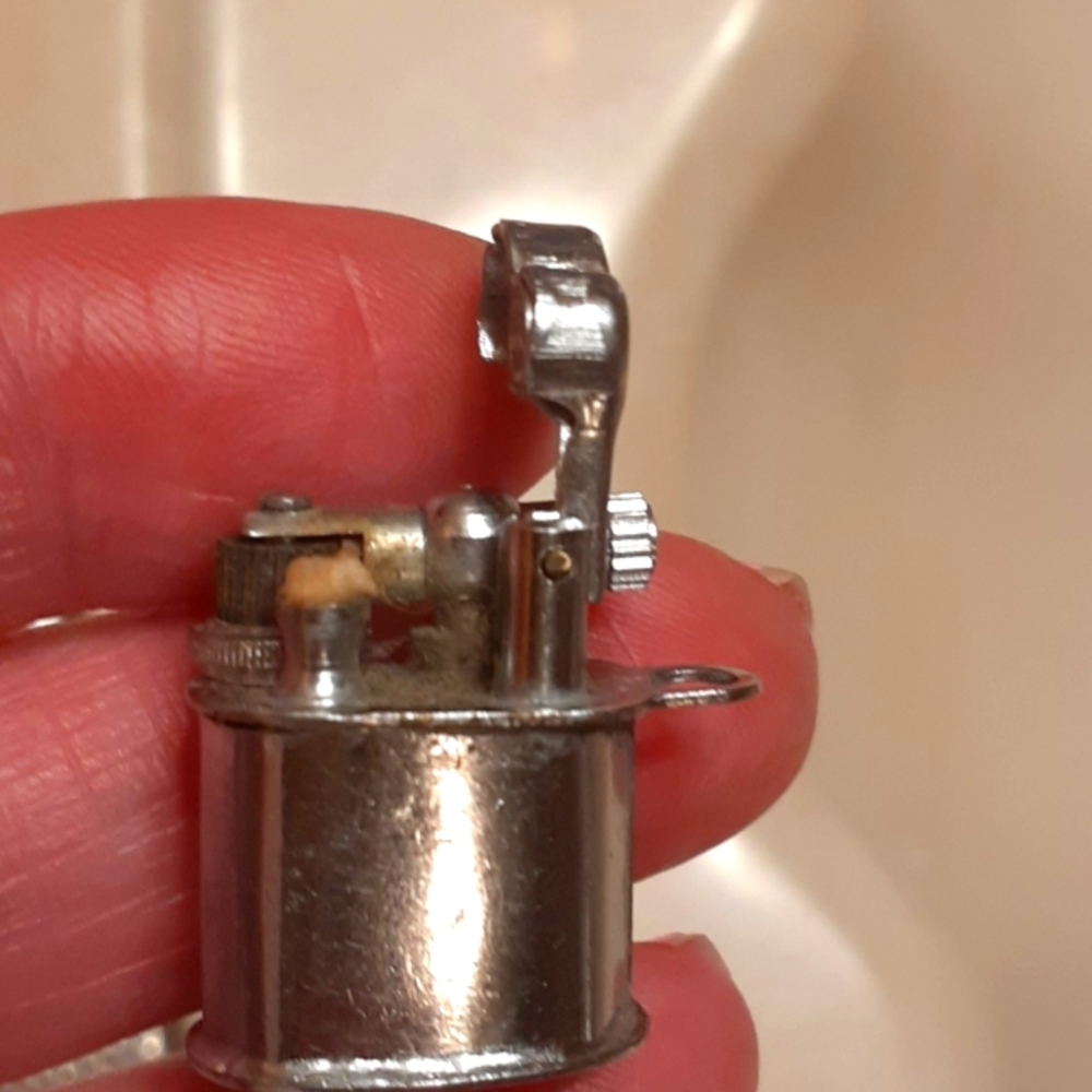 VINTAGE SMALL LIGHTER.